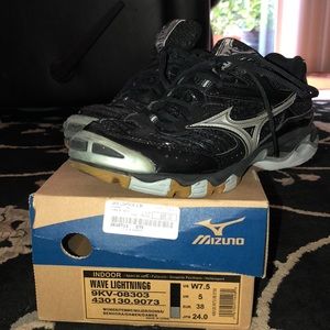 Wave lightning 6 BK. Women’s volleyball shoes.